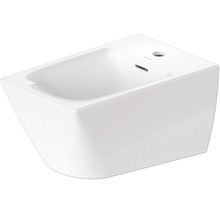 Závesný keramický bidet v bielej farbe s jedným otvorom pre batériu a prepadom.