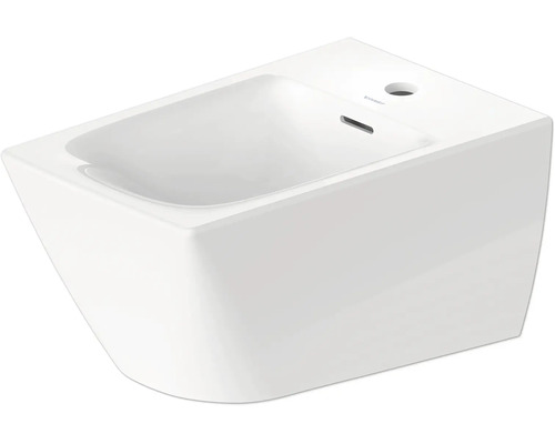 Závesný bidet z bielej keramiky s otvorom pre batériu a prepadom.