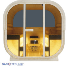 Oválna vonkajšia sauna zo svetlého dreva s presklenou prednou stranou, vnútornými lavicami, saunovou pecou a osvetlením. Sanotechnik Logo.