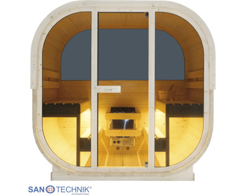 Oválna vonkajšia sauna zo svetlého dreva s presklenou prednou stranou, vnútornými lavicami, saunovou pecou a osvetlením. Sanotechnik Logo.