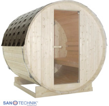 Sudová sauna zo svetlého dreva s celosklenenými dverami, tmavou šindľovou strechou a stabilným dreveným podstavcom. SanoTechnik Logo.