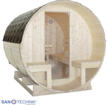 Drevená sudová sauna s presklenými dverami, vnútornými lavicami, vonkajším posedením a tmavou šindľovou strechou. Logo Sanotechnik.