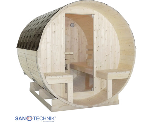 Drevená sudová sauna s presklenými dverami, vnútornými lavicami, vonkajším posedením a tmavou šindľovou strechou. Logo Sanotechnik.