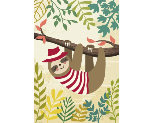 Ilustrácia lenochoda visiaceho na konári, v pruhovanom klobúku a tričku s motívom listov.