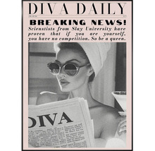 Nástenný obraz s motívom fiktívnej novinovej strany Diva Daily, zobrazujúci ženu so slnečnými okuliarmi a uterákom na hlave.