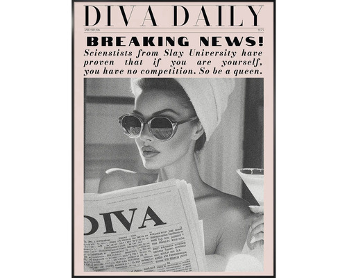 Nástenný obraz s motívom fiktívnej novinovej strany Diva Daily, zobrazujúci ženu so slnečnými okuliarmi a uterákom na hlave.