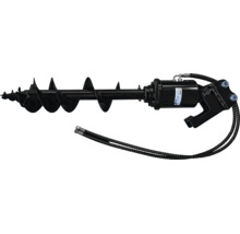 Hydraulický zemný vrták z čierneho kovu so špirálovou čepeľou, hydraulickými hadicami a Zipper Logo.