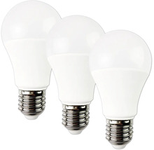 Tri LED žiarovky v tvare hrušky s päticou E27.