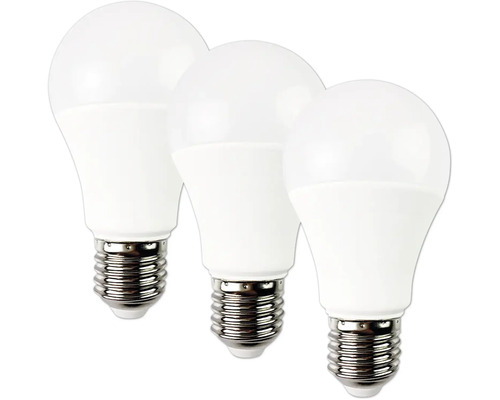 Tri LED žiarovky v tvare hrušky s päticou E27.