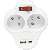 Dvojitý zásuvkový adaptér s vypínačom, jedným portom USB-A a jedným portom USB-C, biely.