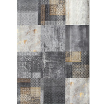 Koberec s patchworkovým vzorom, rôznymi geometrickými a ornamentálnymi motívmi a vintage vzhľadom.