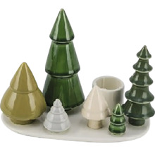 Keramická vianočná dekorácia so štylizovanými stromčekmi rôznych veľkostí a farieb na bielom podnose.