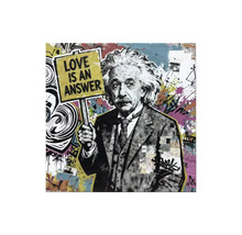 Obraz na plátne v graffiti štýle s Albertom Einsteinom držiacim tabuľu s nápisom Love is an answer.
