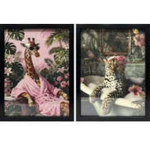 Dva rámované obrazy s humornými zvieracími motívmi: žirafa v župane so slnečnými okuliarmi a leopard vo vani s penou.