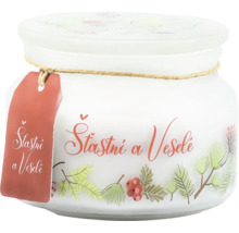 Vonná sviečka v bielej sklenenej nádobe s vekom, zdobená vetvičkami, bobuľami a nápisom Šťastné a Veselé.