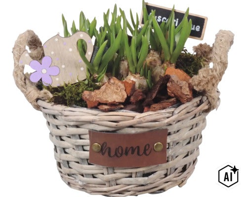 Jarný aranžmán v prútenom košíku s cibulkami modrencov (Muscari), machom, kôrou, drevenou kanvičkou a cedulkou Home. (Image AI modified or generated)