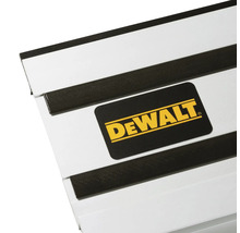 Detailný pohľad na vodiacu lištu s DeWalt Logo a klznými páskami.