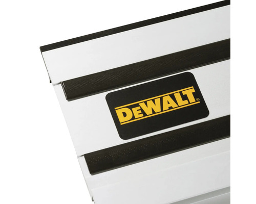Detailný pohľad na vodiacu lištu s DeWalt Logo a klznými páskami.