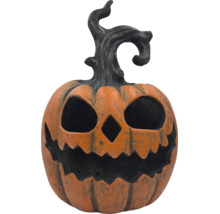 Dekorativna halloweenska tekvica z umelej zivice s desivou tvarou a zakrivenou stopkou ako stolova dekoracia.