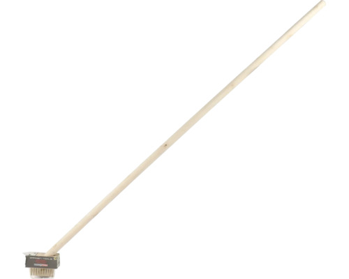 Záhradná metla s dlhou drevenou násadou a hlavou kefy Garden Tools.
