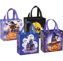 Štyri rôzne halloweenske tašky z plastu s motívmi tekvice, mačky, ducha a strašidelného zámku na prenášanie sladkostí.