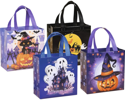 Štyri rôzne halloweenske tašky z plastu s motívmi tekvice, mačky, ducha a strašidelného zámku na prenášanie sladkostí.
