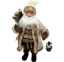 Dekoratívna figúrka Santa Claus s lampášom a balíčkom darčekov ako vianočná dekorácia