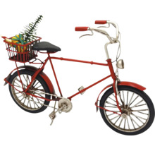 Dekoratívna kovová figúrka bicykla s košíkom a vianočnou dekoráciou ako ozdoba na stôl