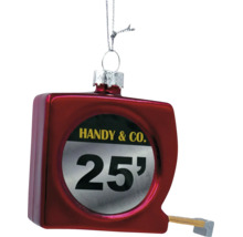 Vianočná ozdoba v tvare zvinovacieho metra s nápisom Handy and Co a číslicou 25.