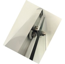 Detail sklenených posuvných dverí s kovaním a vedením rolí.