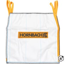 Biely vak typu big bag značky Hornbach so stabilnými nosnými popruhmi na prepravu sypkých materiálov a odpadu. (Image AI modified or generated)