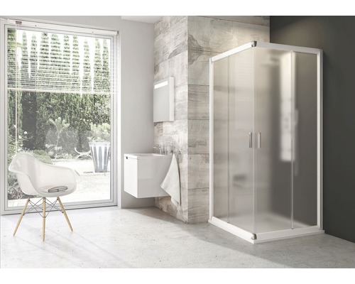 Kúpeľňa so sprchovacím kútom, umývadlom a stoličkou