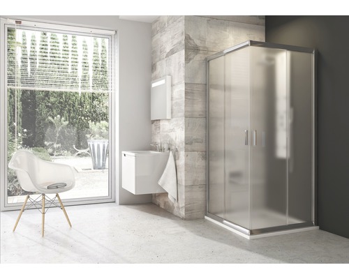 Svetlá kúpeľňa so sprchou, umývadlom a stoličkou