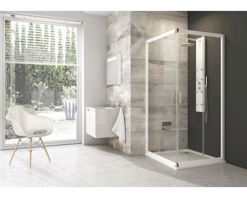 Kúpeľňa so sprchovacím kútom, umývadlom a stoličkou