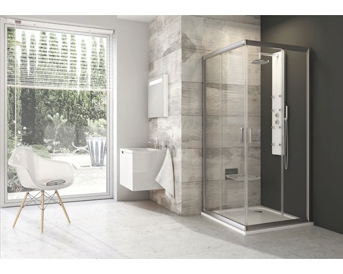 Svetlá kúpeľňa so sprchou, umývadlom a stoličkou