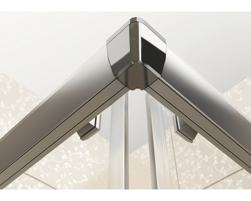 Detail sprchovacieho kúta so strieborným rámom a rohom