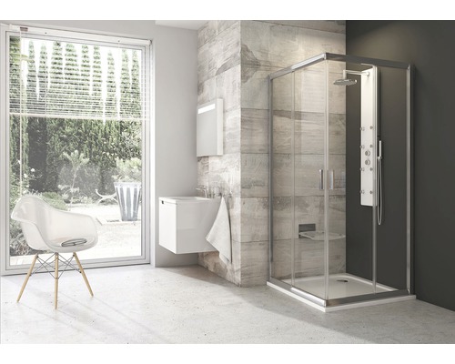 Moderná kúpeľňa so sprchovacím kútom, umývadlom a stoličkou pred oknom