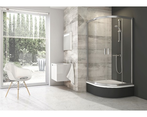 Kúpeľňa so sprchovacím kútom, umývadlom a stoličkou