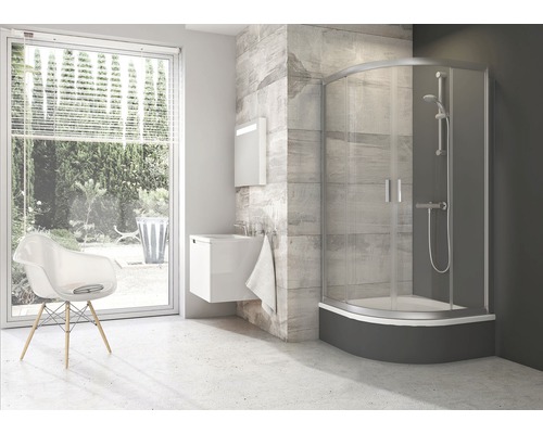 Moderná kúpeľňa so sprchovacím kútom, umývadlom a oknom