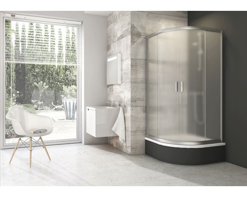 Moderná kúpeľňa so sprchovacím kútom, umývadlom a stoličkou