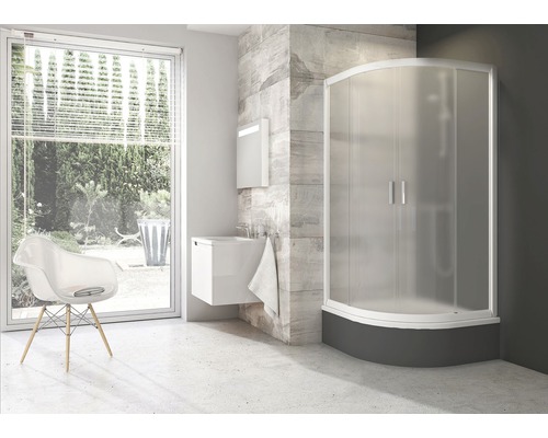 Svetlá kúpeľňa so sprchou, umývadlom a stoličkou