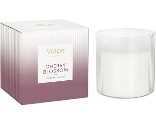 Vonná sviečka Cherry Blossom od Valpe Fragrances v ryhovanom skle so zodpovedajúcim obalom