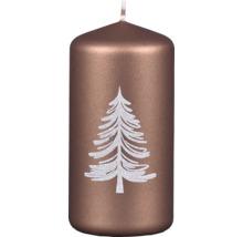 Sviečka v tvare valca s vianočným motívom jedličky ako dekorácia pre adventný čas.
