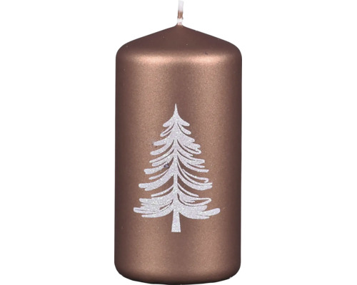 Sviečka v tvare valca s vianočným motívom jedličky ako dekorácia pre adventný čas.
