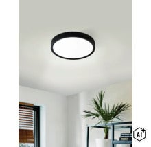 Moderné okrúhle LED stropné svietidlo s plochým dizajnom a matným povrchom inštalované v obývacej izbe. (Image AI modified or generated)