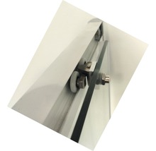 Detail sklenených posuvných dverí s valčekovým vedením
