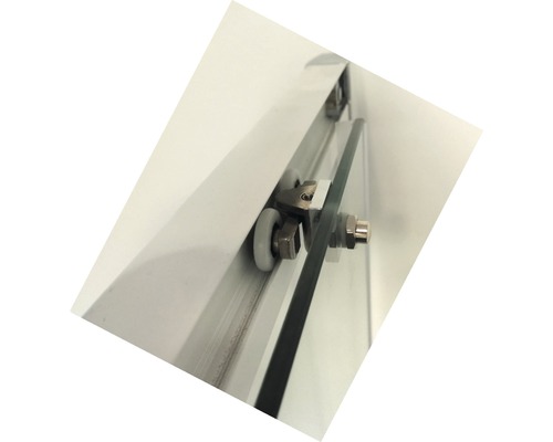 Detail sklenených posuvných dverí s kolieskovým kovaním