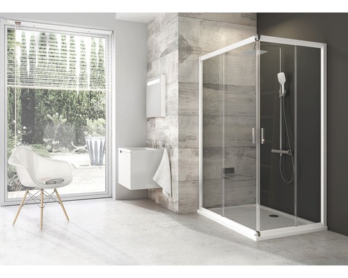 Moderná kúpeľňa so sprchovacím kútom, umývadlom a stoličkou.