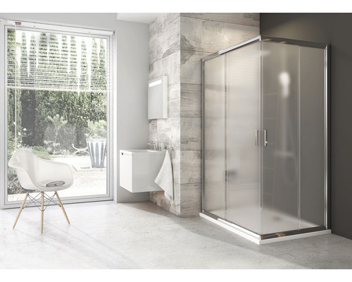 Moderná kúpeľňa so sprchovacím kútom, umývadlom a stoličkou