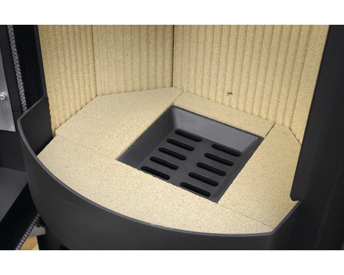 Detailný pohľad na krbové kachle s výstelkou ohniska a roštom